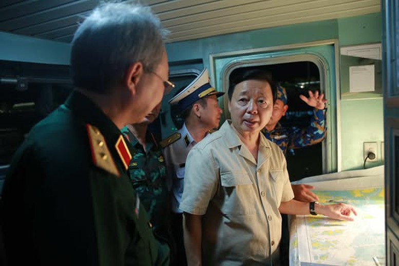 Trục vớt thành công tàu du lịch bị lật trên Vịnh Hạ Long, đã tìm thấy 45 nạn nhân, còn 5 người mất tích - Ảnh 1.