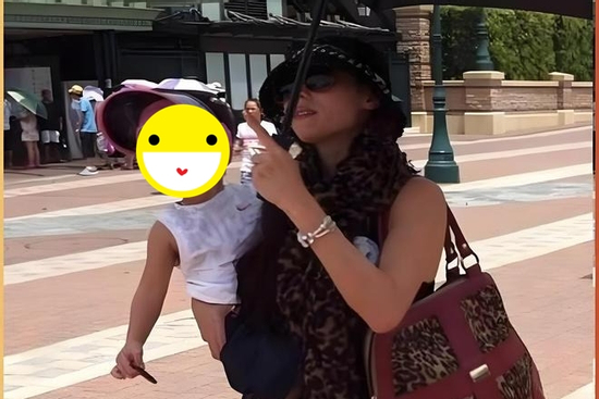 Ảnh hiếm lộ mặt con trai thứ 3 của Trương Bá Chi