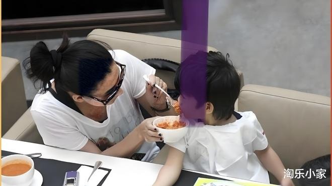 Ảnh hiếm lộ mặt con trai thứ 3 của Trương Bá Chi