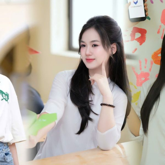 Dàn thủ khoa 'hot girl' khiến phụ huynh mát lòng mát dạ, netizen thì xua tay: Xin đừng để bố mẹ tui thấy!