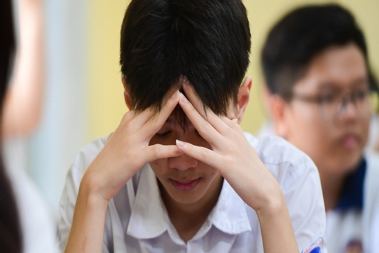 Điểm môn Toán thấp kỷ lục, điểm chuẩn kinh tế - luật giảm mạnh