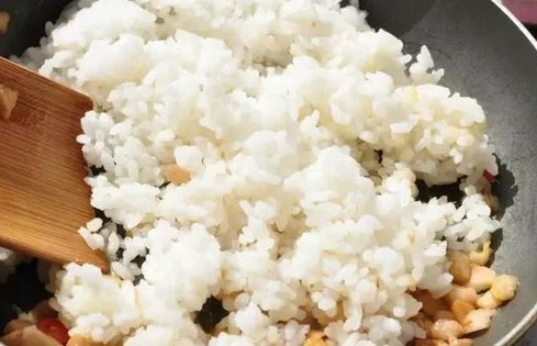 Người đàn ông 50 tuổi nguy kịch sau khi ăn cơm rang trứng