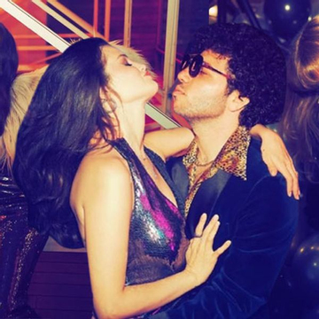 Selena Gomez tiệc tùng đón tuổi 33: Lên đồ sexy hôn bạn trai tình tứ, 'chị em nối khố' Taylor Swift cũng đến 'quẩy' chung