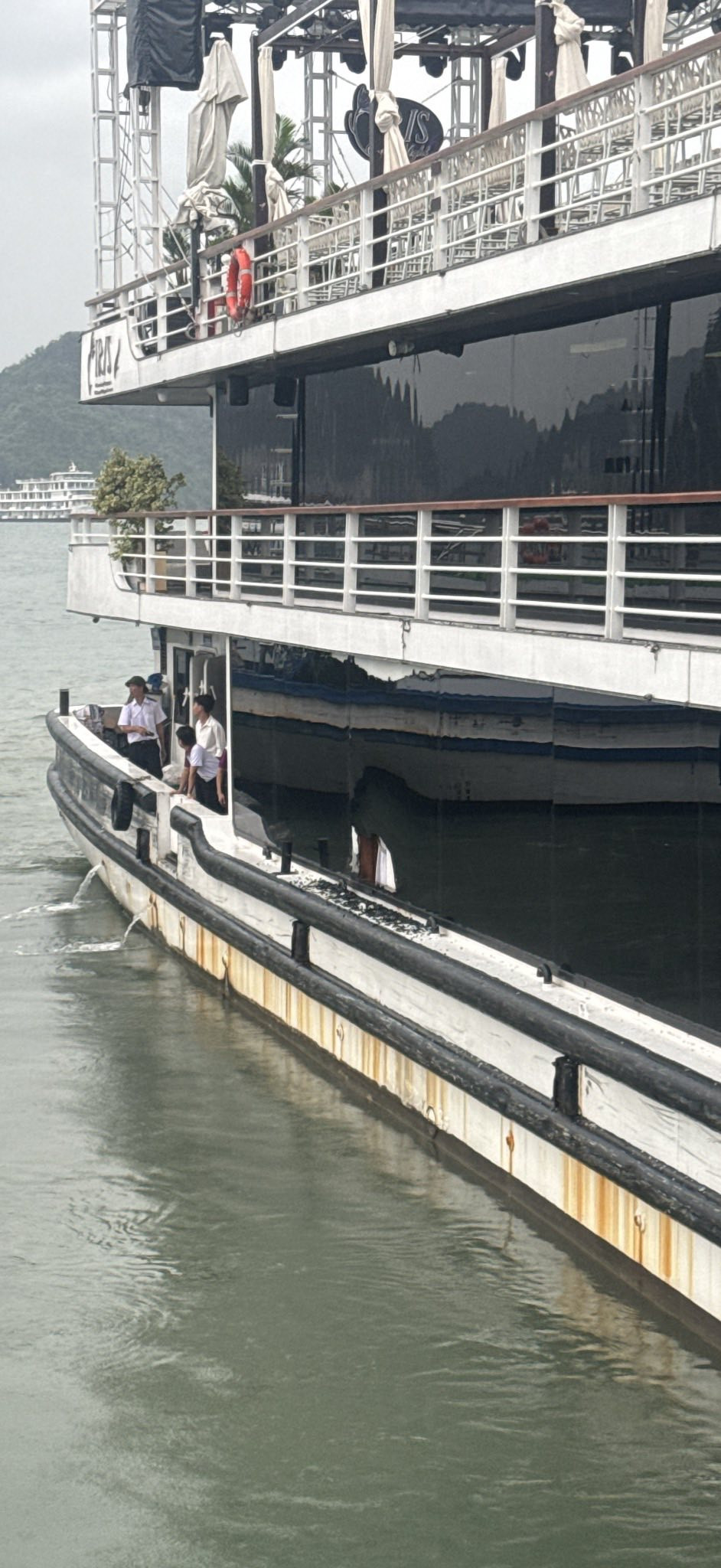 Thoát nạn trên Vịnh Hạ Long: