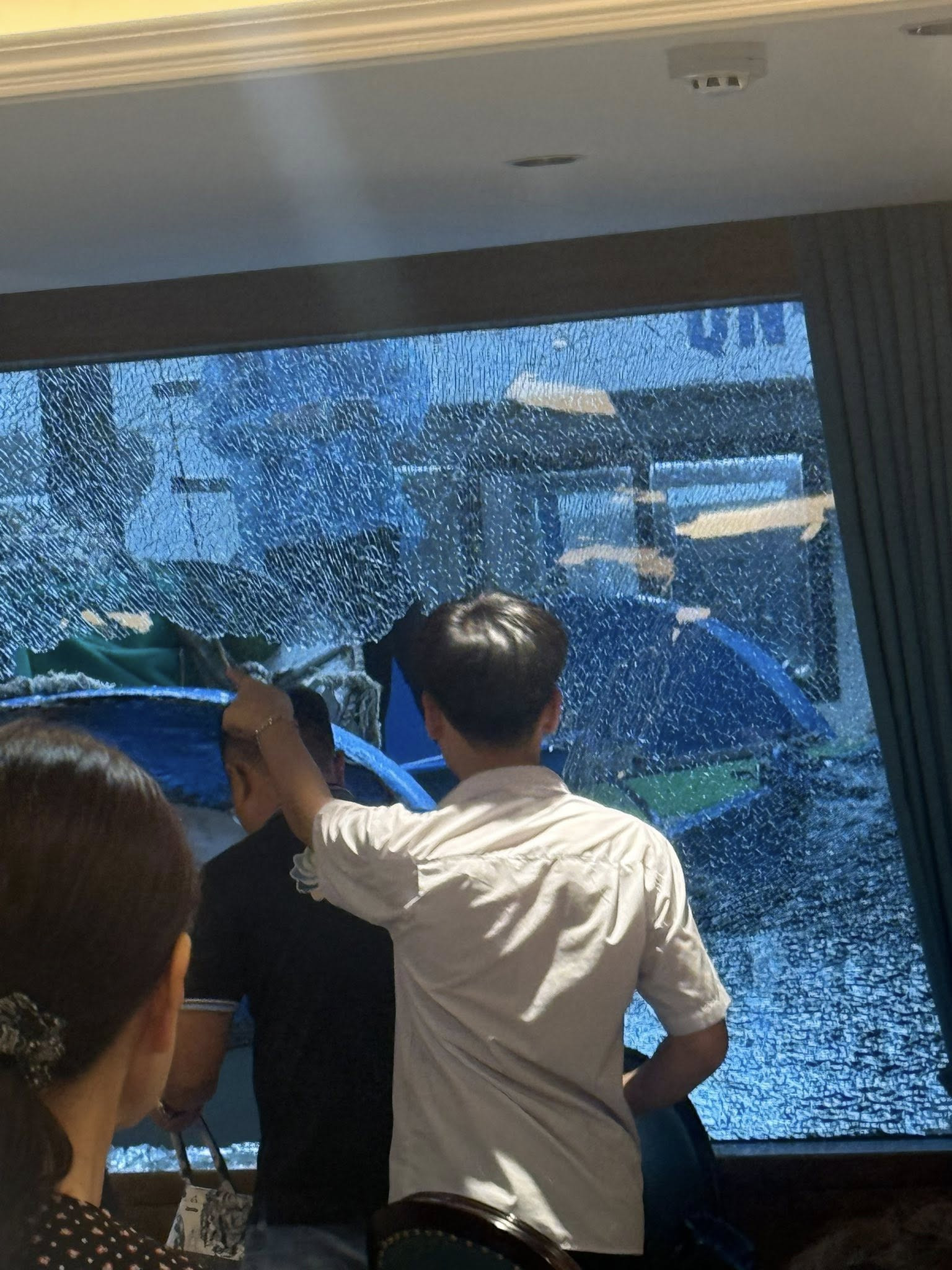 Thoát nạn trên Vịnh Hạ Long: