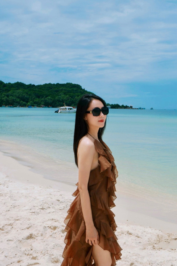 Vừa bị lộ quay lại VFC đóng phim sau một năm, Hồng Diễm khoe nhan sắc đi biển gợi cảm, ngọt ngào- Ảnh 6.
