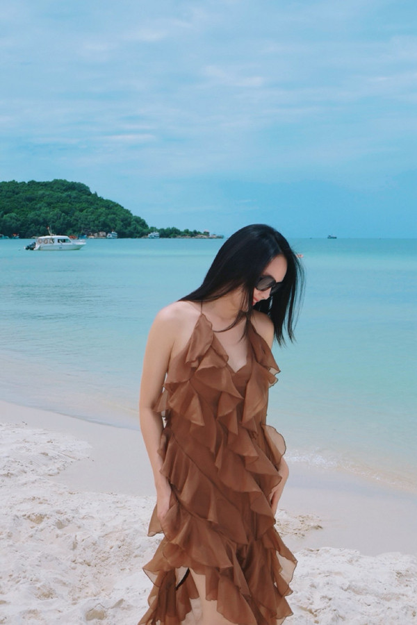 Vừa bị lộ quay lại VFC đóng phim sau một năm, Hồng Diễm khoe nhan sắc đi biển gợi cảm, ngọt ngào- Ảnh 4.