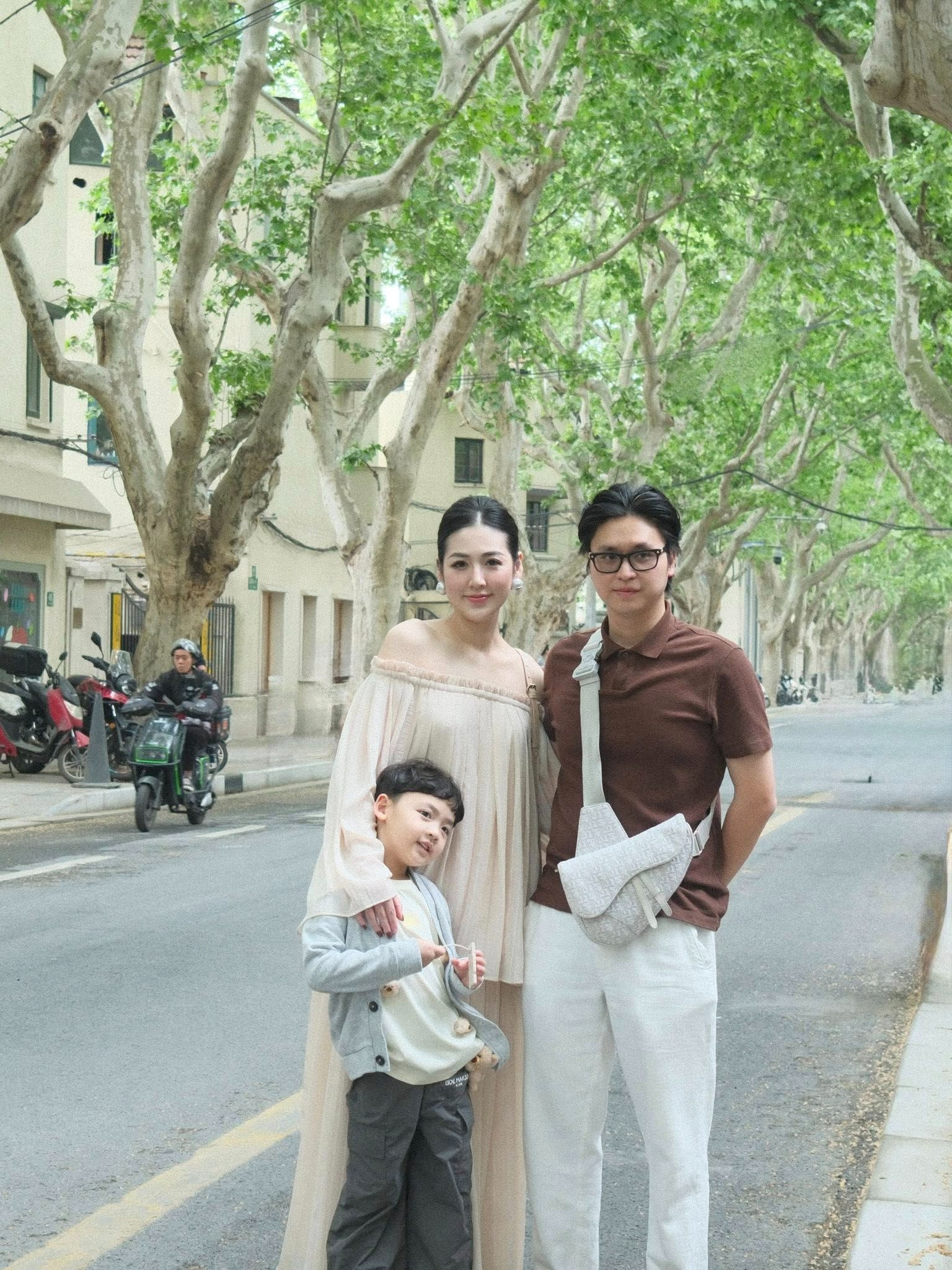 Á hậu Tú Anh kỷ niệm 7 năm ngày cưới ông xã bất ngờ đòi trả hàng