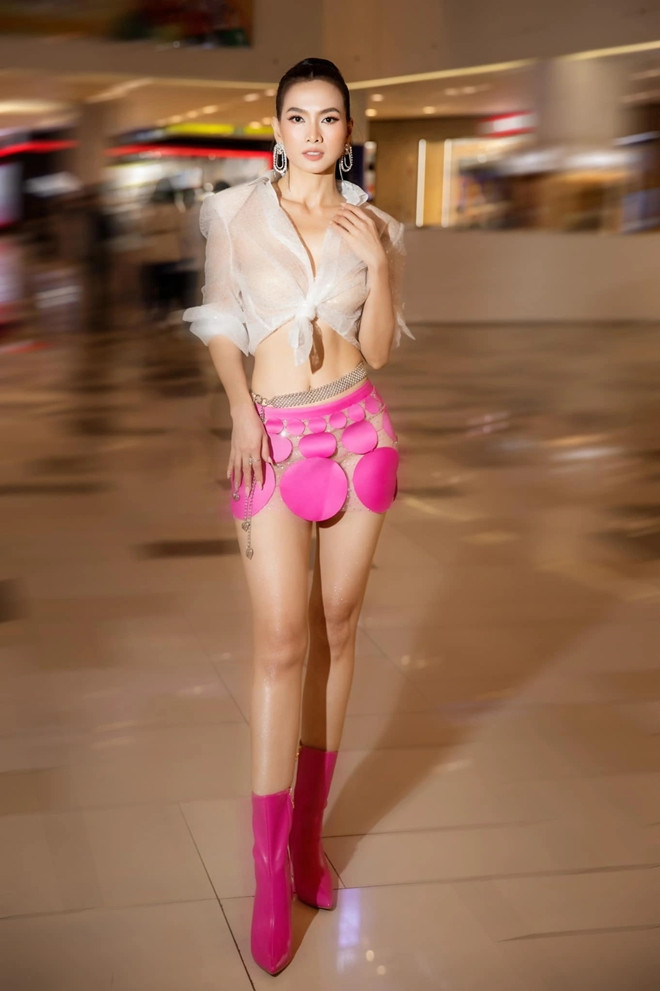 Anh Thư U45 chuộng mốt váy áo khoe cơ bụng săn chắc