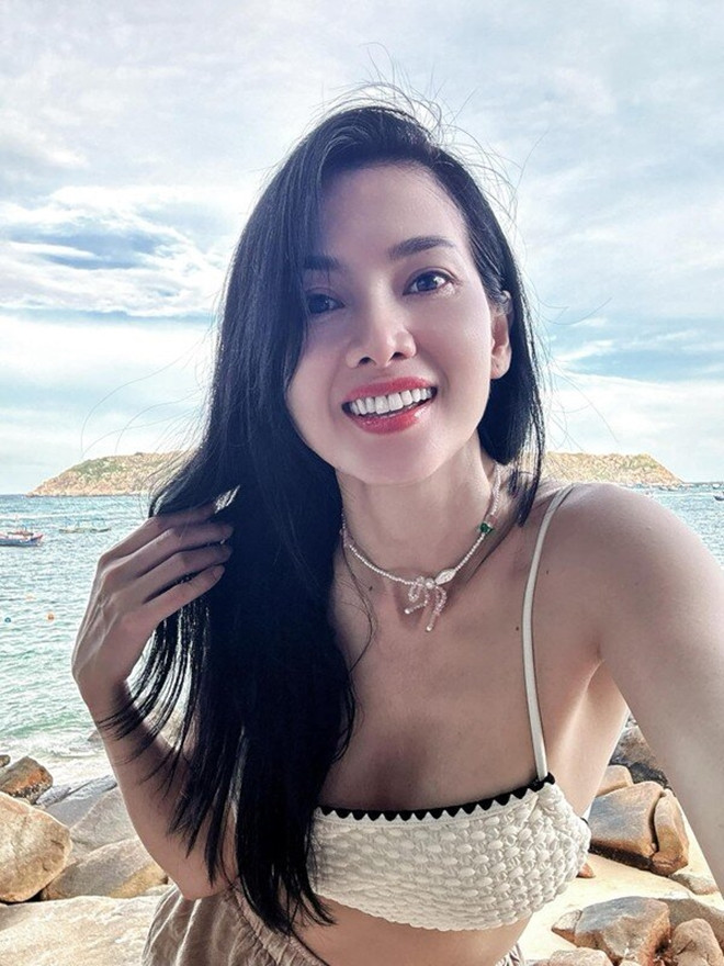 Anh Thư U45 chuộng mốt váy áo khoe cơ bụng săn chắc