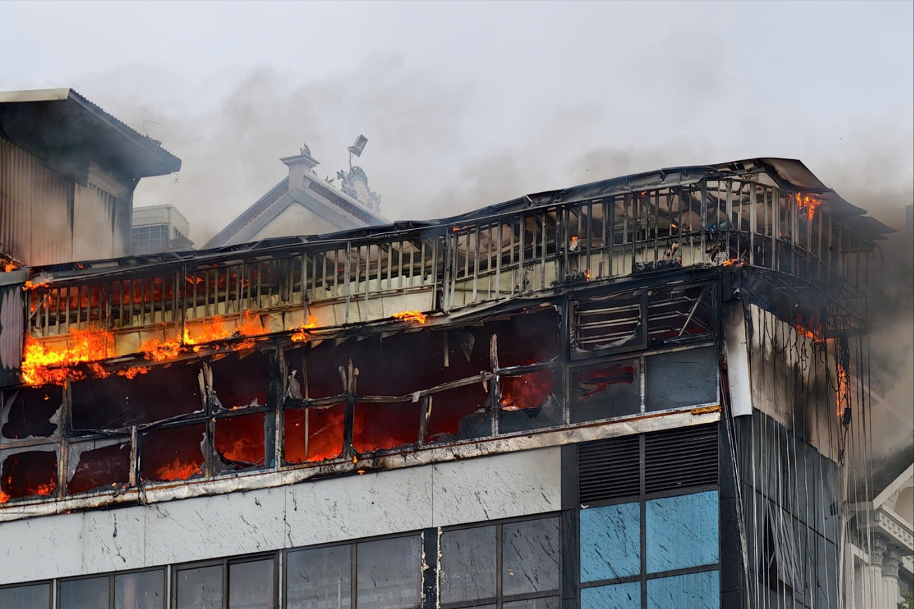 Hà Nội: Nhà 5 tầng trên phố Giải Phóng bốc cháy ngùn ngụt- Ảnh 1.