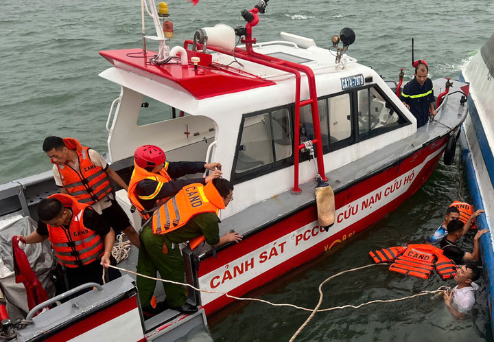 Lực lượng cứu hộ tiếp cận tàu Vịnh Xanh 58 vào chiều ngày 19/7. (Ảnh: Báo Quảng Ninh)