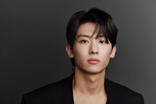 Nam chính bị chê diễn 'đơ như tượng sáp': Đến dáng đứng nhìn cũng nực cười