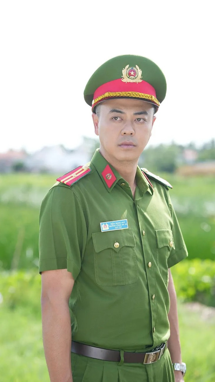 Nam diễn viên công an xã trong phim nối sóng 'Dịu dùng màu nắng', tuổi U50 cuộc sống viên mãn, sự nghiệp thăng hoa - Ảnh 8.