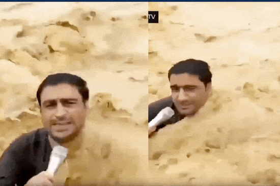 Nam phóng viên Pakistan 'bình tĩnh' cập nhật tình hình mưa lũ dù nước cuồn cuộn, dâng cao tới cổ