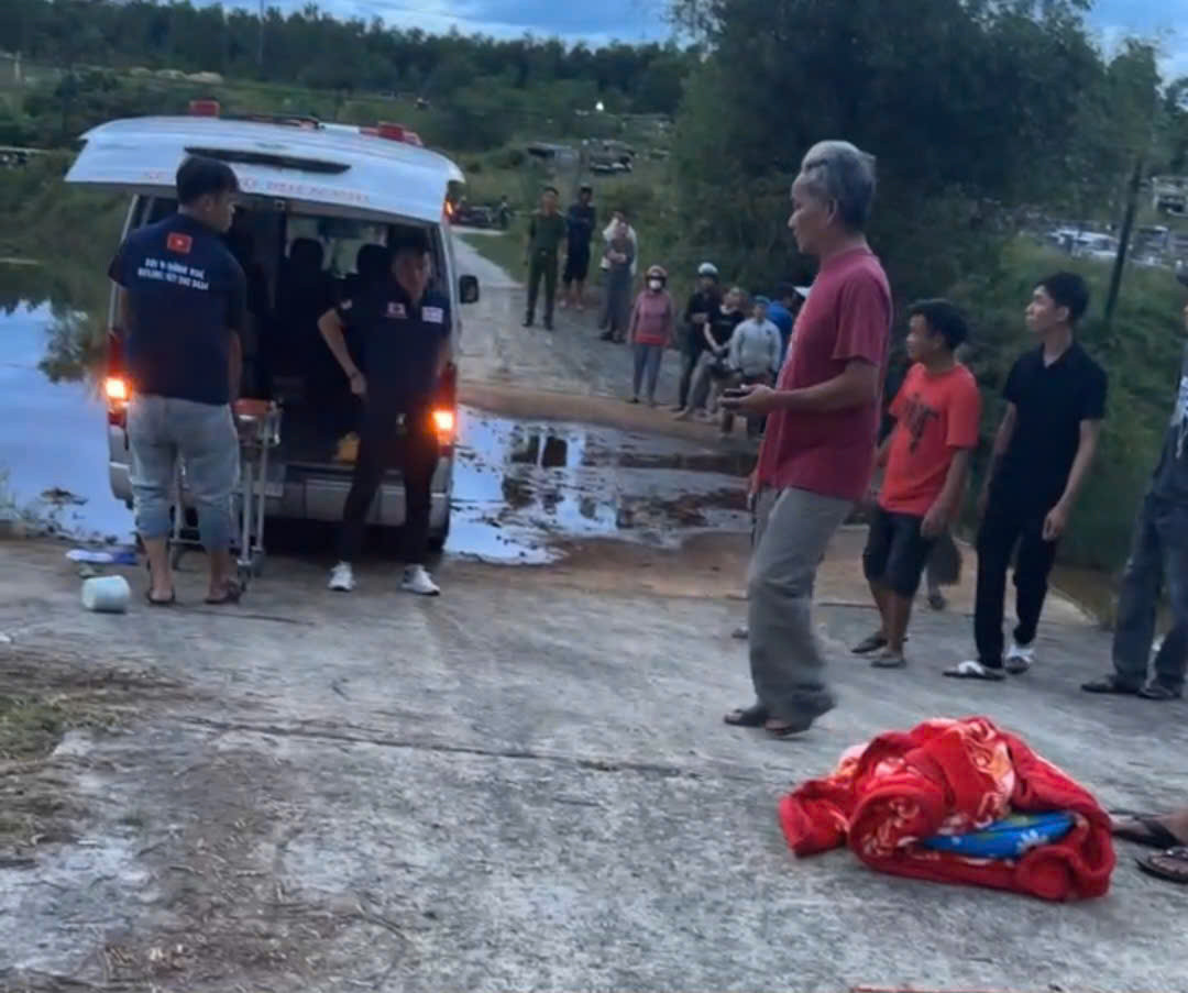 Nam thanh niên lao xuống hồ cứu cháu bé 5 tuổi, cả 2 đuối nước thương tâm- Ảnh 1.