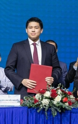 Nhận chẳng ra diện mạo hiện tại của con trai út nhà tỷ phú Johnathan Hạnh Nguyễn