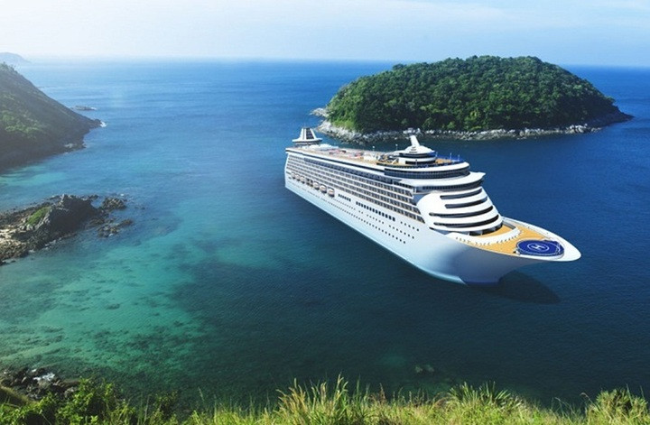 Du khách không nên đến gần lan can, mạn tàu để đảm bảo an toàn. (Ảnh minh họa)