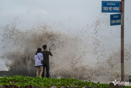 Sóng biển cao 3m cuộn bờ ở Quất Lâm, cặp đôi vô tư check-in trước bão số 3