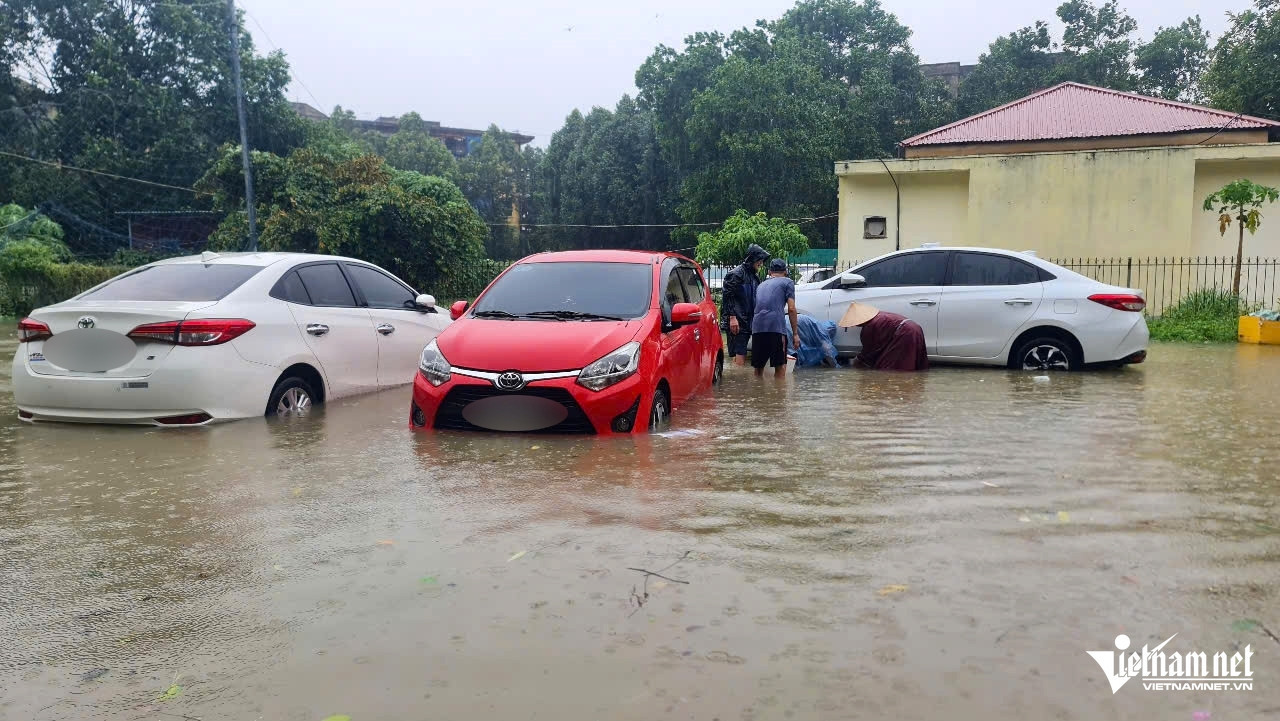 W-a3hàng loạt ô tô ở Thanh Hóa ngập sâu trong nước.jpg