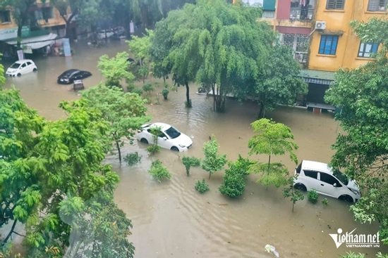 Thanh Hóa: Người dân không kịp trở tay nhìn loạt ô tô ngập trong 'biển nước'