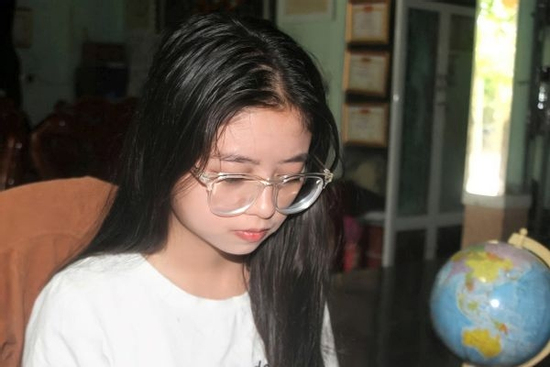 Hai lần chịu tang cha mẹ, nữ sinh vẫn giành 29 điểm và thành thủ khoa trường: 'Em cố gắng học để họ yên lòng'