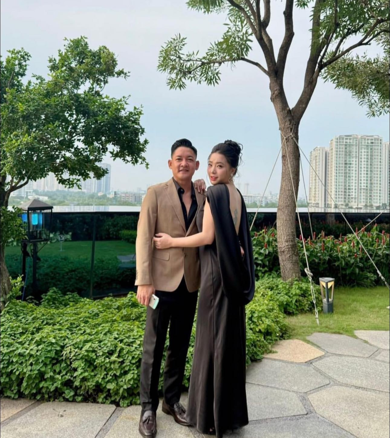 Hôn nhân bền chặt một thập kỷ của Thành Đạt Hải Băng