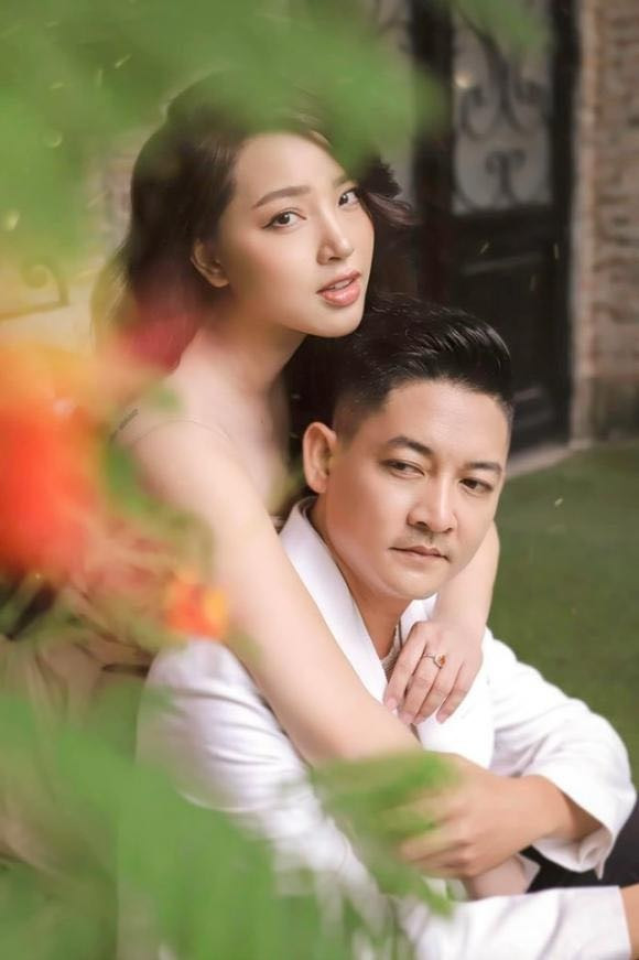 Hôn nhân bền chặt một thập kỷ của Thành Đạt Hải Băng