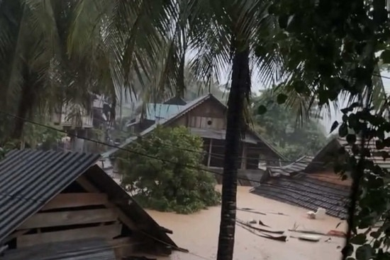 Lũ ngập đến mái, người dân hốt hoảng bỏ nhà chạy trong mưa lớn