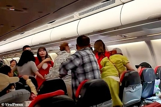 Nhóm khách nữ hùng hổ đánh người giữa chuyến bay vì bị nhắc giữ trật tự sau khi tắt đèn