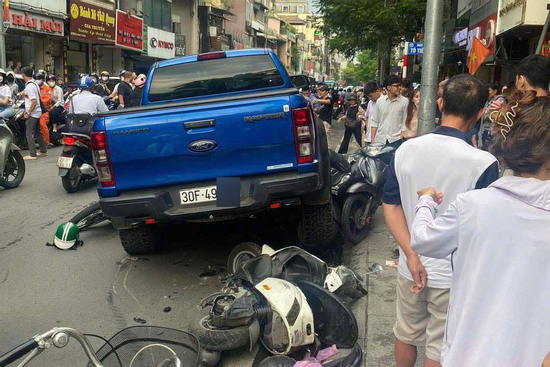 Ô tô bán tải đâm trúng loạt xe máy ở Hà Nội, người dân khênh xe cứu nạn nhân