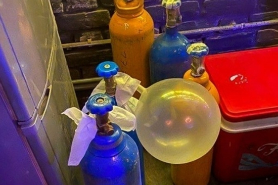 Thanh niên 20 tuổi liệt tứ chi vì hít 50 quả bóng cười mỗi lần