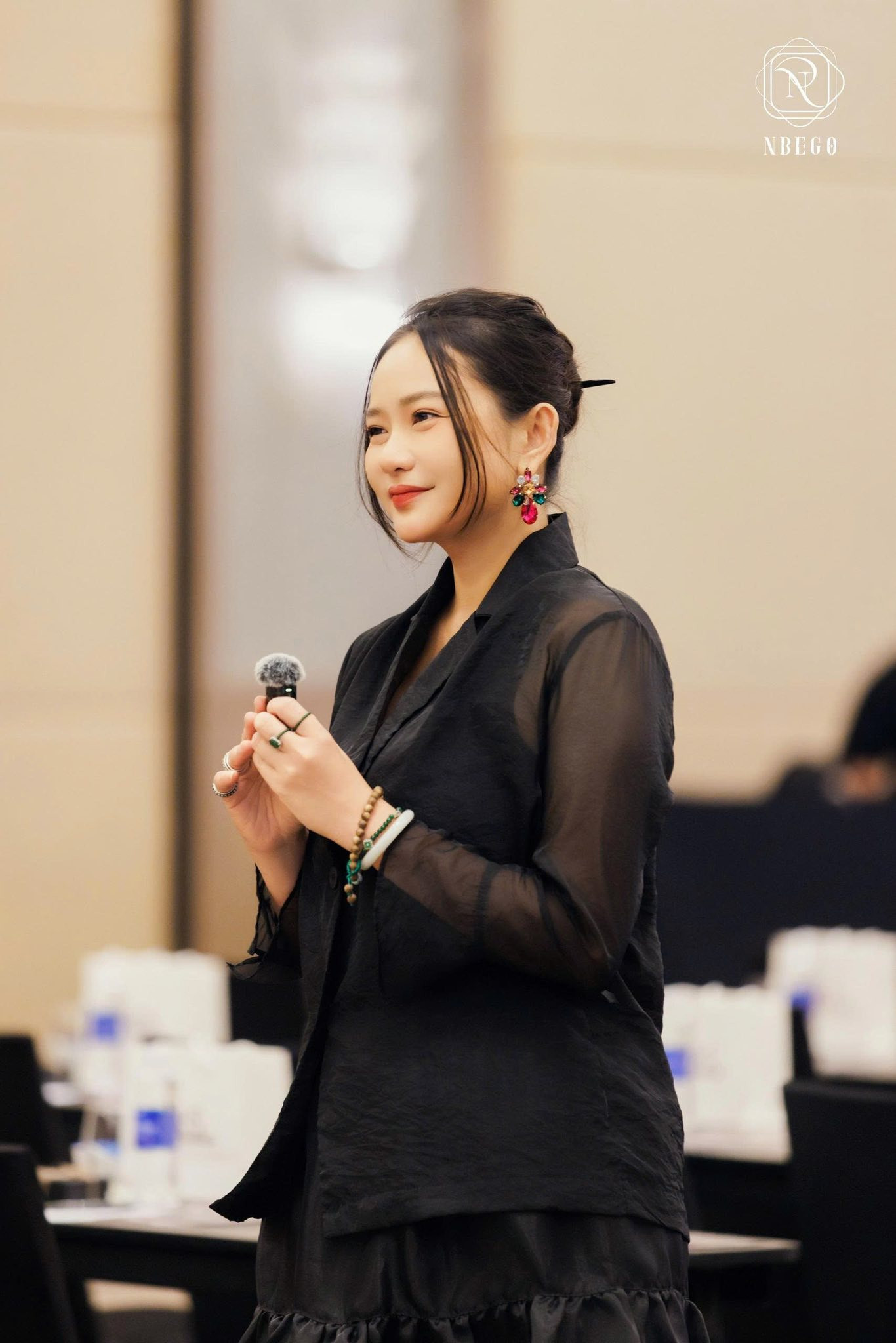 Thời trang hack dáng khó tin của Phan Như Thảo dù chạm mốc 80kg