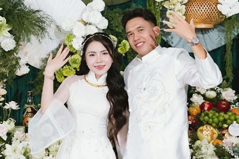 Tiền vệ U23 Việt Nam Võ Hoàng Minh Khoa đính hôn với cô chủ tiệm vàng