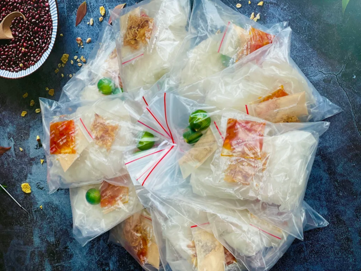 Du khách mua bánh tráng mang về có thể phải sử dụng rất nhiều túi nylon. (Ảnh minh họa: Bánh Tráng Huyền)