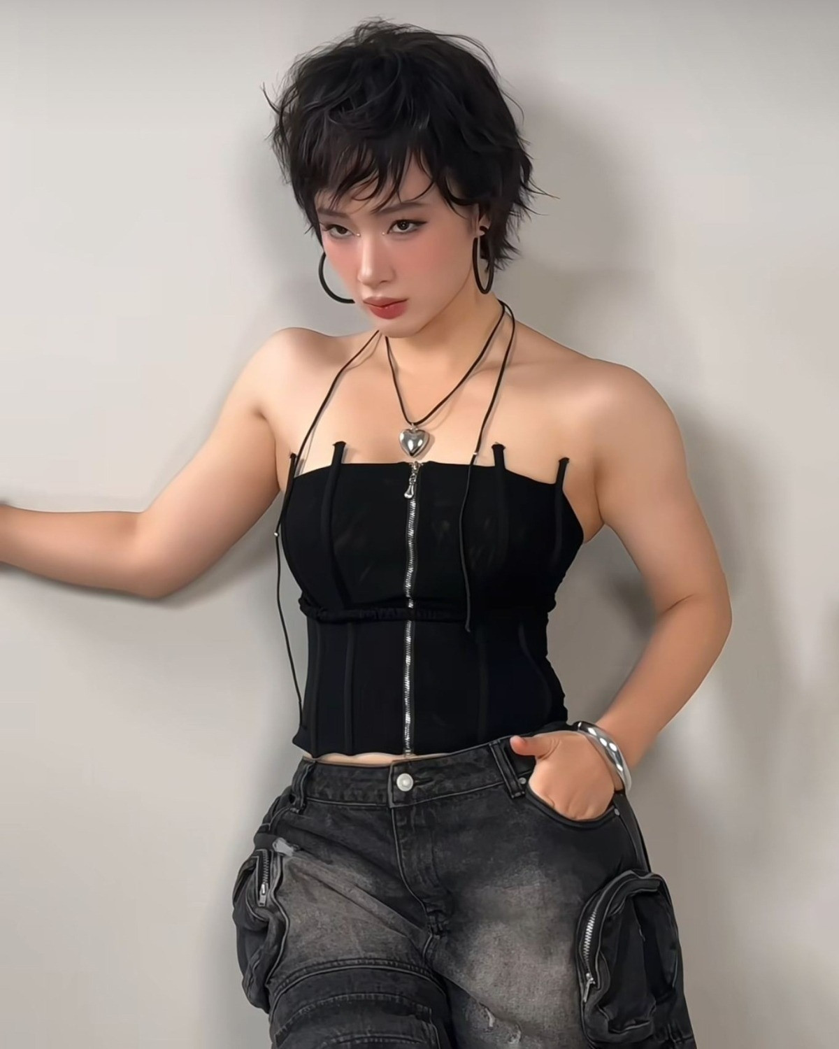 Phía sau body vâm như lực điền nhưng vòng 2 vẫn bé tí của Angela Phương Trinh