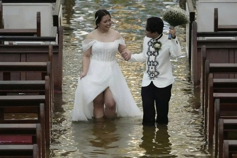 Cặp đôi làm đám cưới giữa dòng nước ngập sau bão gây 'sốt mạng'