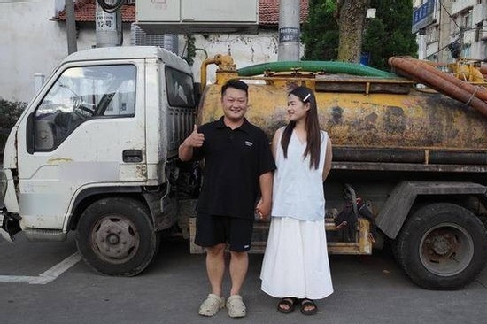 Chàng trai ngày đi hút bể phốt, tối lái xe sang, mơ tổ chức đám cưới đặc biệt