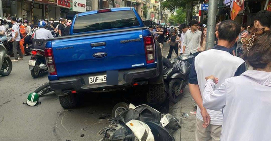 Danh tính tài xế xe bán tải tông loạt xe máy trên phố Hà Nội