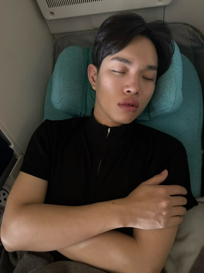 Hàng loạt Anh Trai Say Hi bị tung ảnh quay lén trên máy bay dung mạo thật lộ rõ