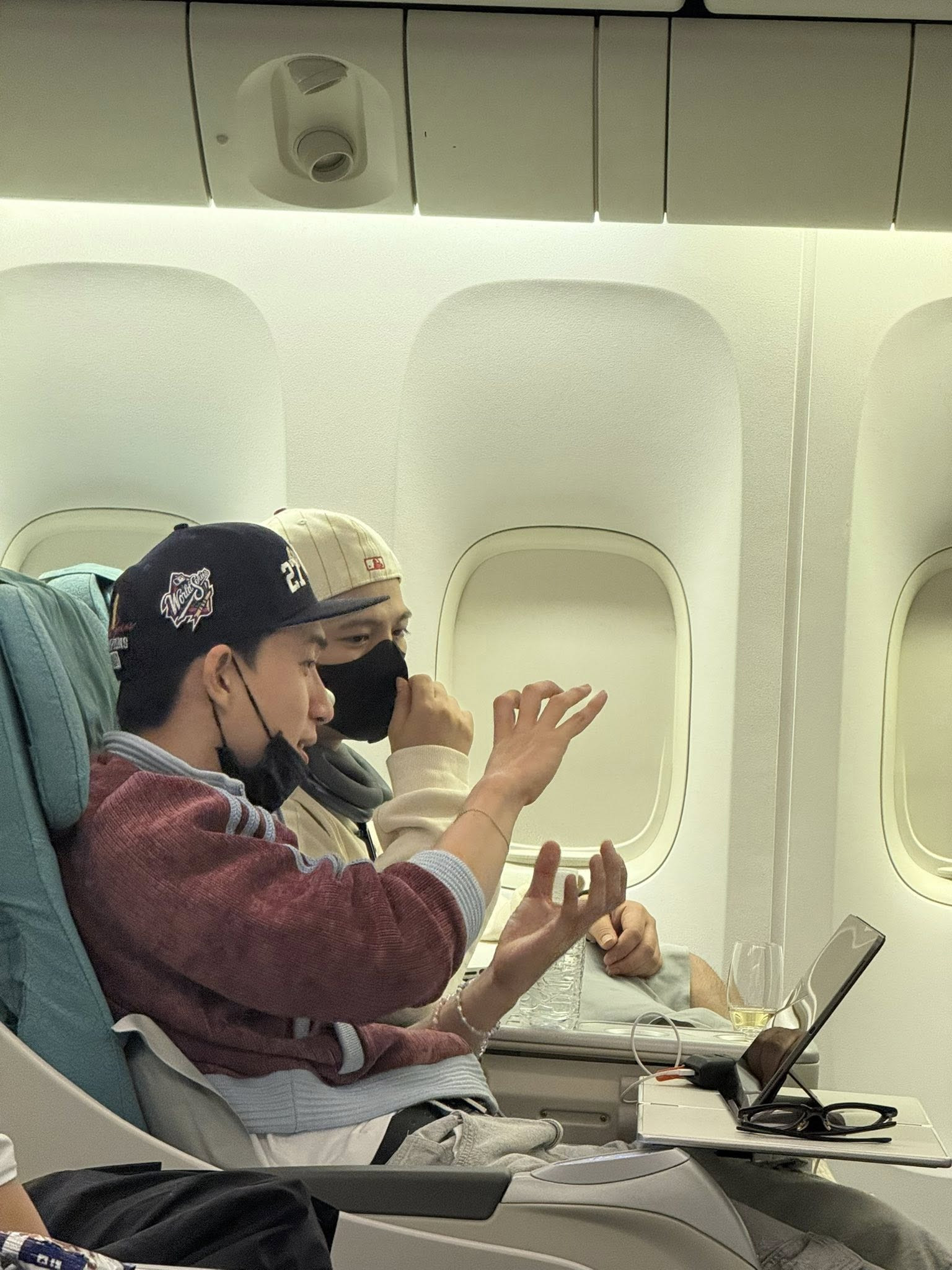 Hàng loạt Anh Trai Say Hi bị tung ảnh quay lén trên máy bay dung mạo thật lộ rõ