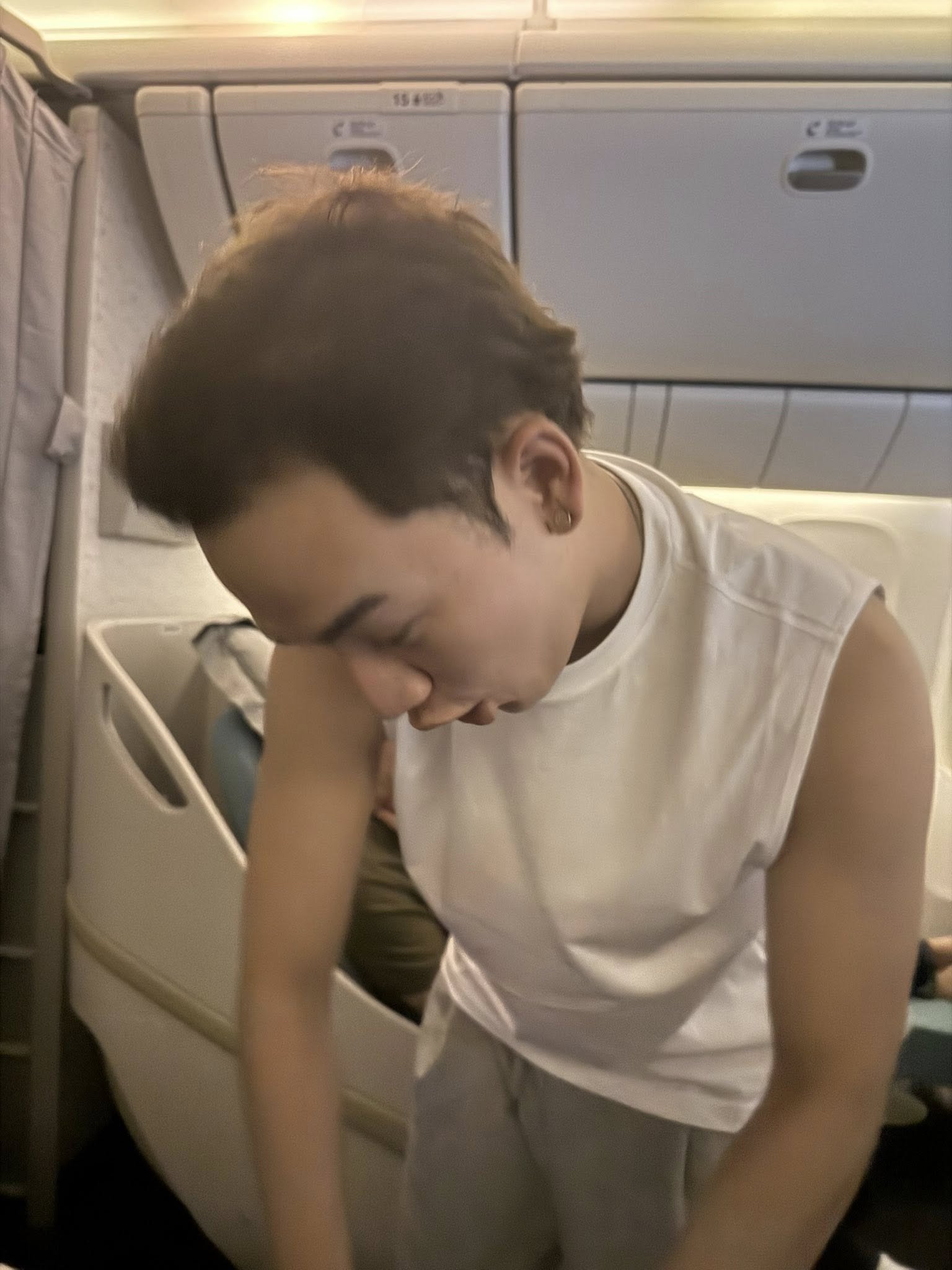 Hàng loạt Anh Trai Say Hi bị tung ảnh quay lén trên máy bay dung mạo thật lộ rõ