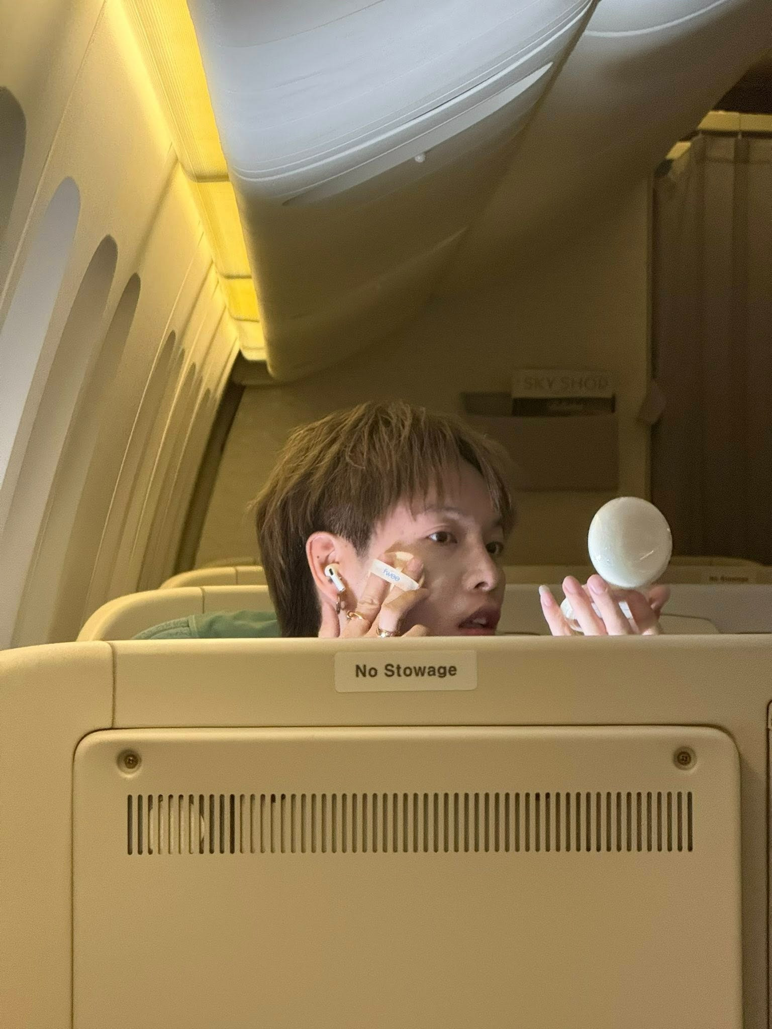 Hàng loạt Anh Trai Say Hi bị tung ảnh quay lén trên máy bay dung mạo thật lộ rõ