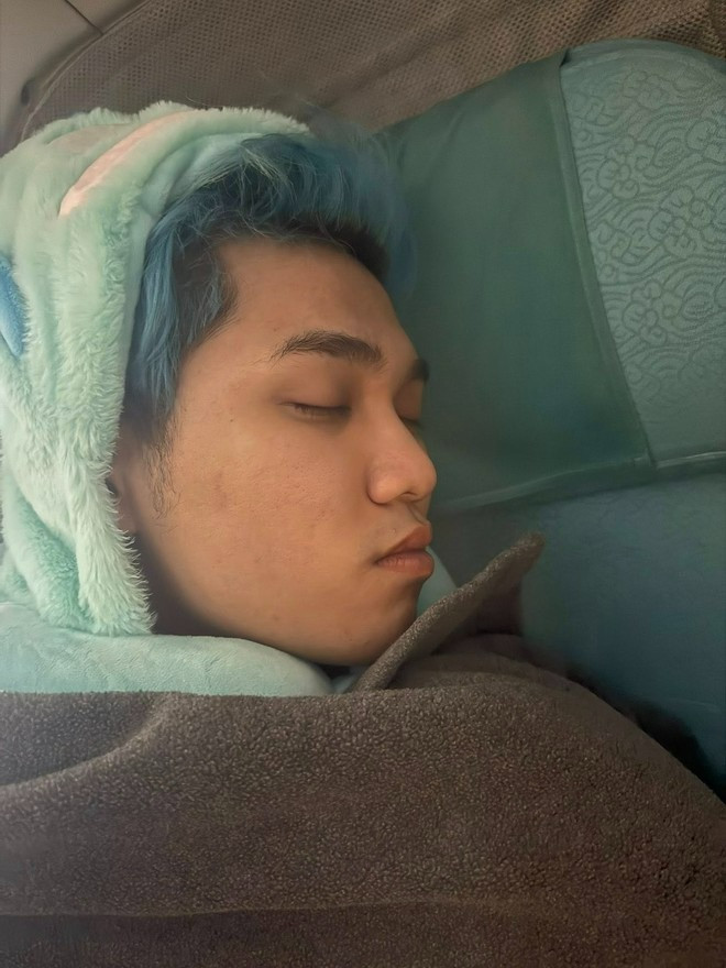 Hàng loạt Anh Trai Say Hi bị tung ảnh quay lén trên máy bay dung mạo thật lộ rõ