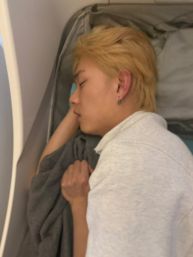 Hàng loạt Anh Trai Say Hi bị tung ảnh quay lén trên máy bay dung mạo thật lộ rõ