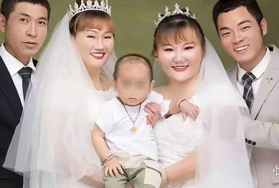 Người phụ nữ gả mẹ đẻ cho bố chồng gây tranh cãi