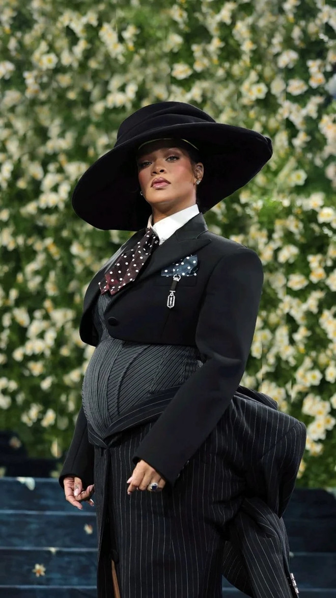 Phong cách mẹ bầu sành điệu gợi cảm của Rihanna