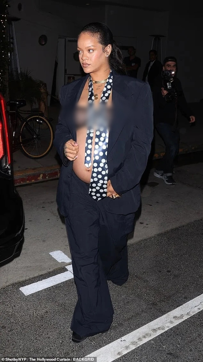 Phong cách mẹ bầu sành điệu gợi cảm của Rihanna