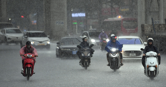 Thời tiết Hà Nội 3 ngày tới: Xuất hiện mưa vừa, mưa to, mức nhiệt cao nhất 32 độ