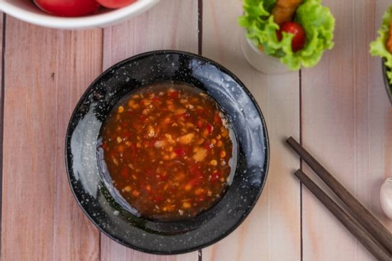 Về nhà bạn trai ra mắt, cô gái 'hết hồn' vì 6 người chung 1 bát nước chấm